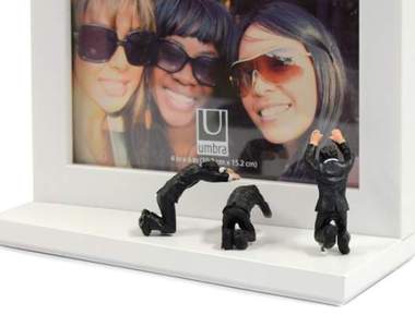 超天才設計《膜拜相框》隨便誰的照片放進去都超有畫面啊wwww