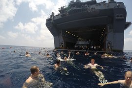 《美國海軍的悠閒活動》這些照片捕捉到他們輕鬆的一面 《美國海軍的悠閒活動》這些照片捕捉到他們輕鬆的一面