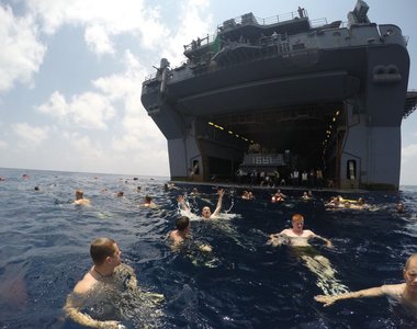 《美國海軍的悠閒活動》這些照片捕捉到他們輕鬆的一面