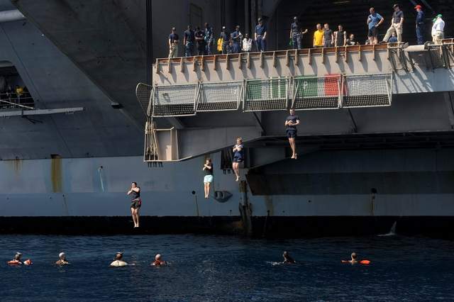 《美國海軍的悠閒活動》這些照片捕捉到他們輕鬆的一面 - 圖片4