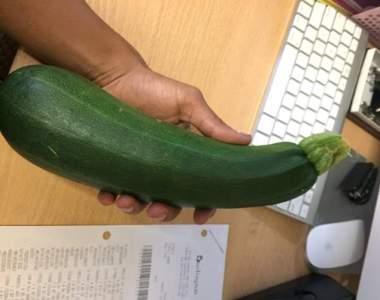 女職員問《老闆在我桌上放又粗又長的西葫蘆》還對我眨眼代表什麼意思......