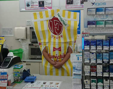 《全家炸雞前輩接客中》萬聖節變裝提前在便利商店裡登場ww