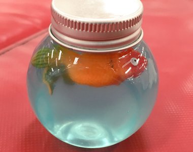 《瓶中金魚轉蛋》只是這金魚怎麼看都像翻肚GG了...