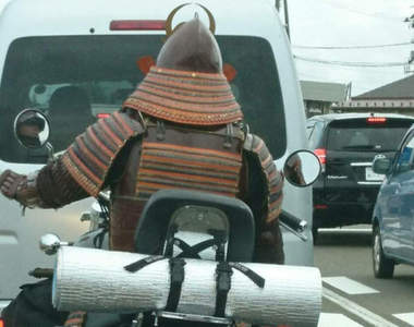 《路上驚見騎著機車的武將》難道是迷路在人世間的戰國亡靈嗎ww