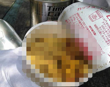 《試吃17年前的泡麵》號稱能保存10年的日清杯麵現在變成什麼模樣?