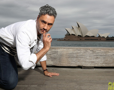 《雷神索爾3：諸神黃昏》鬼才導演Taika Waititi 也是漫威最三八的一個w