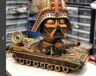 《LV星際大戰》名牌包做成的頭盔就有一種時尚的帥氣