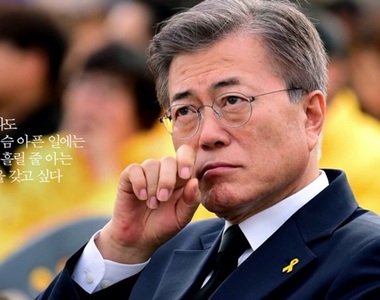 失敬失敬《原來韓國人氣總統年輕時也是天菜阿》文在寅：不要小看人家啦～