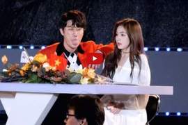 吐舌氣粉絲《男明星故意調戲女星舉動》被大罵：快點道歉阿