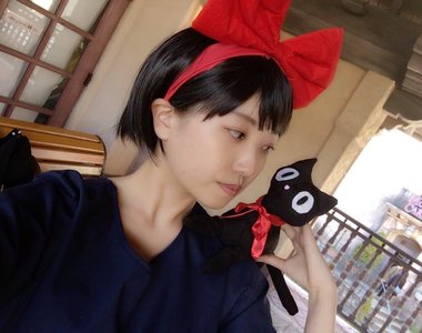 在日本也可以玩《魔女宅急便COSPLAY》背景果然要走歐洲風格才完美……