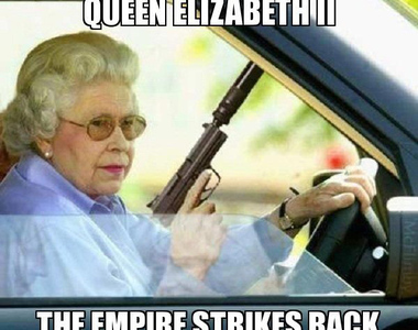 推特遊戲《外國人應該知道的英國（假）事實》女王其實是007本尊