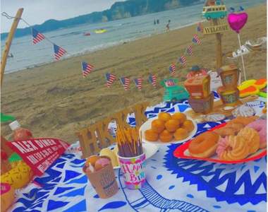 日本女生流行《海邊野餐》吹來的海砂只好當成胡椒鹽調味惹ww(誤)