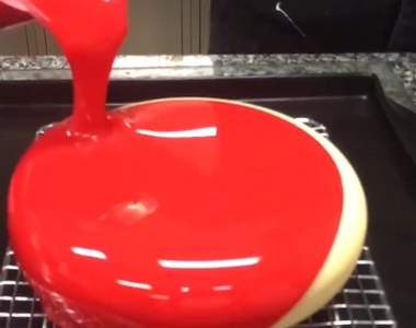 超紓壓《鏡面蛋糕淋上糖漿的瞬間》這樣的畫面真的很治癒啊~