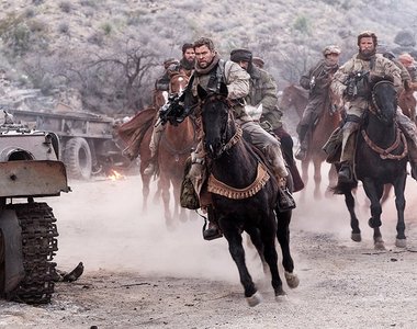 雷神索爾騎馬英姿《衝鋒戰火隊》特種部隊與阿富汗人連手對抗蓋達的故事