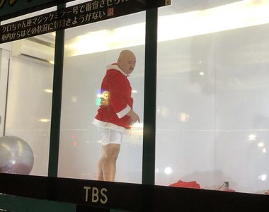 這不是AV《平安夜被丟進逆魔鏡號》真的不會察覺被大家監視嗎……