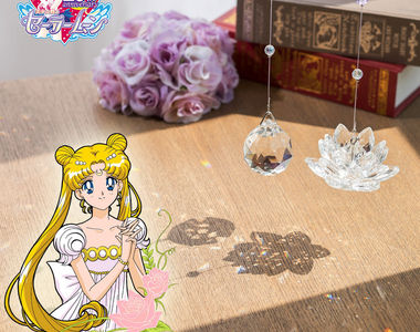 《美少女戰士幻之銀水晶掛飾》掛在窗戶上就可以讓你的房間充滿了夢幻燈光效果