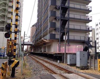 日本珍奇車站《幸谷站》月台竟然就在公寓一樓(⊙＿⊙)