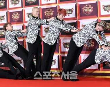 攝影大哥最愛這組男團《盤點BTOB紅毯上的搞怪POSE》只要BTOB一出現必有歡笑聲～