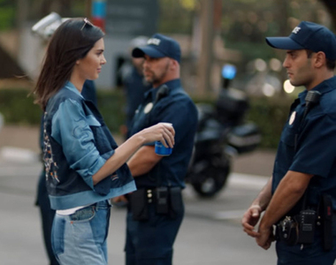 一天火速撤下《百事可樂消費黑人抗議廣告》可以做為負面教材典範了...