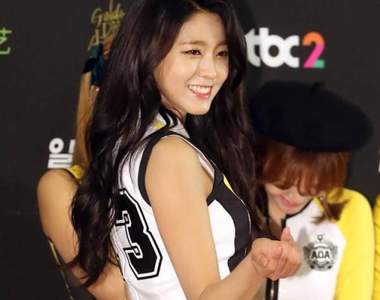 《讓明星忍不住模仿的拍照動作》等等這畫面有點熟悉......