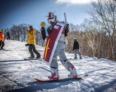 衝擊《鋼彈滑雪中》變裝再現度跟滑雪技巧都一樣高超啊ww