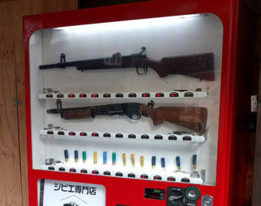大阪街頭驚見《槍彈自動販賣機》問題是槍要怎麼掉出來咧？