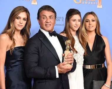 《史特龍的正妹三女兒》共同擔任本屆金球小姐