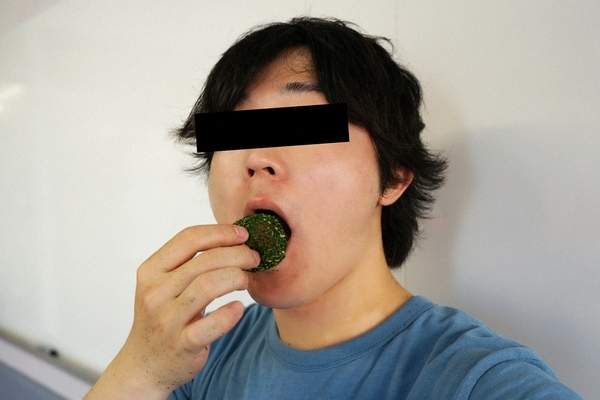 Arufa 發明了讓章魚燒完美沾滿海苔粉的裝置 意外實用 呢