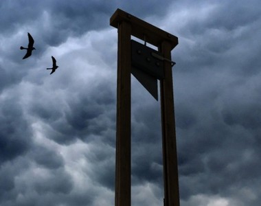 好恐怖系列《史上最後一次斷頭台公開處決》竟然還有人想要紀念品...