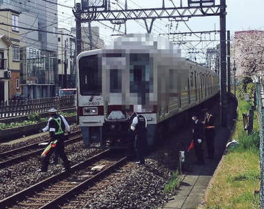 珍事件 電車車掌棄制服逃跑 遺留在鐵軌上的制服到底是怎麼一回事