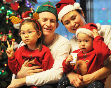 《BBC女孩一家超可愛聖誕照》老爸現在還想不明白為什麼沒被開除...