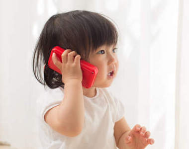 時代的眼淚《拿板狀巧克力當電話》智慧型手機世代的小孩果然不同啊啊啊