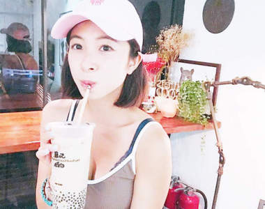 《珍奶姐姐》看著美女喝一口冰涼的冷飲OMG