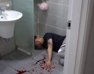 《裝死給媽媽跟奶奶看的差別》果然親生的下手特別狠