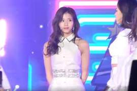 表演到一半頭飾掉了《SANA超鎮定演出》還偷看旁邊有沒有人看到