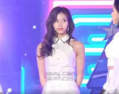 表演到一半頭飾掉了《SANA超鎮定演出》還偷看旁邊有沒有人看到