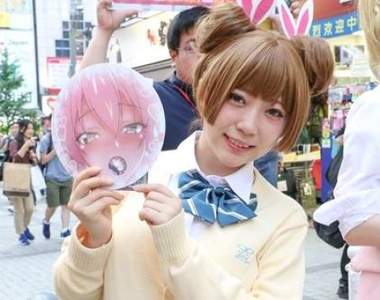 太噁心《辣妹與我的第一次》宣傳活動要Coser發工口團扇惹人非議