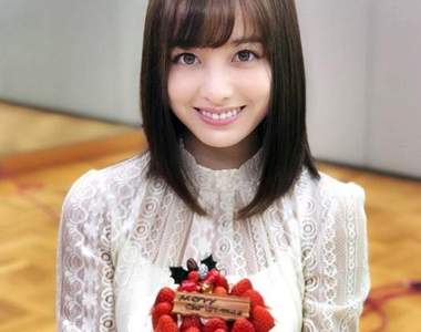 國寶畫像♡《橋本環奈手捧蛋糕美照》我就直接右鍵儲存當貼圖用惹