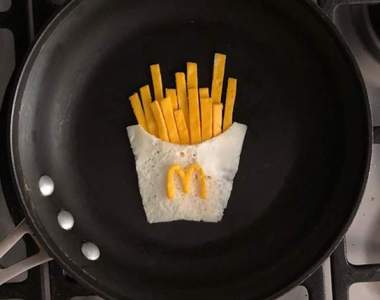 別把唯一會的煎蛋搞的這麼美阿《藝術家把煎蛋變成一門藝術》突然覺得自己煎的好陽春ww