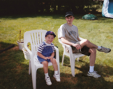 攝影師《把現在的自己PS到兒時照片中》過去與現在的衝突感卻有種感動