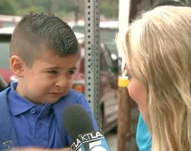 第一天上學《一秒哭哭的底迪》兩年後與弄哭他的記者重逢