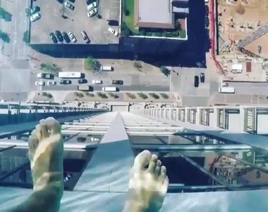 《離地152公尺的高空透明游泳池》腳下42樓高的景色一覽無遺......