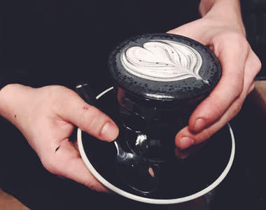 《黑色拿鐵》看似黑心（？）但其實很養生喔～