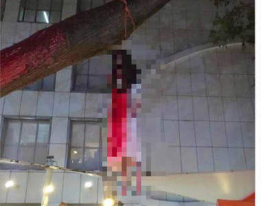 這次真的嚇死人《萬聖節女鬼裝飾惹議》還驚動警方還到場關切....