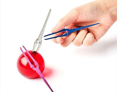 新世紀福音戰士《朗基努斯之槍拔毛夾》幫你摧毀多餘的雜毛www