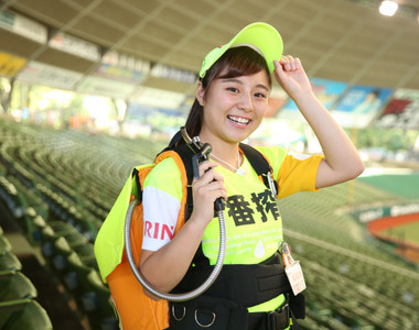 棒球場嬌點《啤酒女孩》清新可愛的球場酒促妹 其實是實力至上的重勞動工作