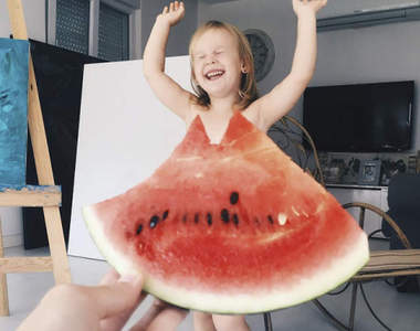 《穿著植物蔬果洋裝的小女孩》年紀小小就有時尚模特兒的氣勢