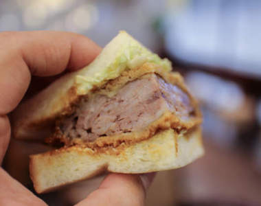 日本車站美食《炸牛排三明治》激戰區的新大阪站竟然還有派系之分！？