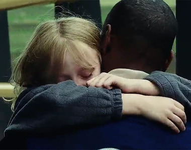 《上班時拯救了被綁架的小孩》然後就......被開除了？！