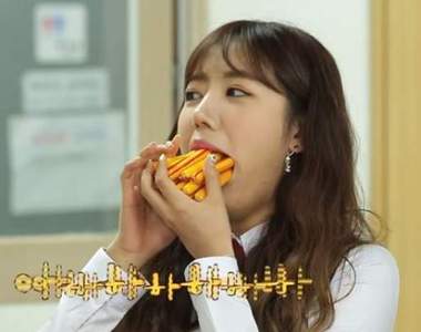 到底《出道前的生活有多辛苦》例如想吃飯還得躲在廁所吃......